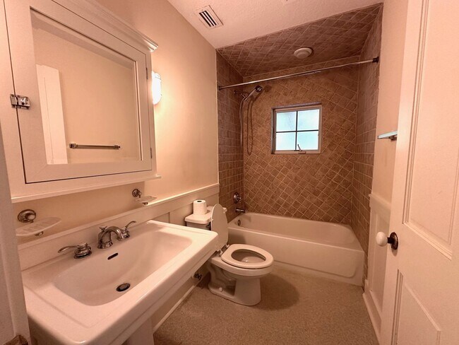 Building Photo - South End 3/2-Quiet, 2 bed/2 bath