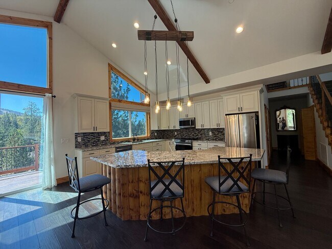 Building Photo - Stunning 4-Bedroom Home with Amazing Views, EV Charger & Solar in Big Bear!