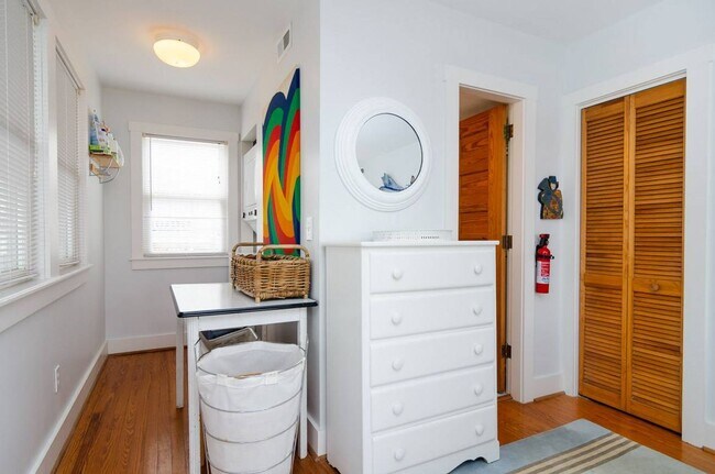 Building Photo - 8 Sunset Ave