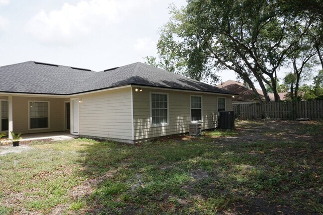 Building Photo - 4 Bedroom 2 Bathroom Home with Garage