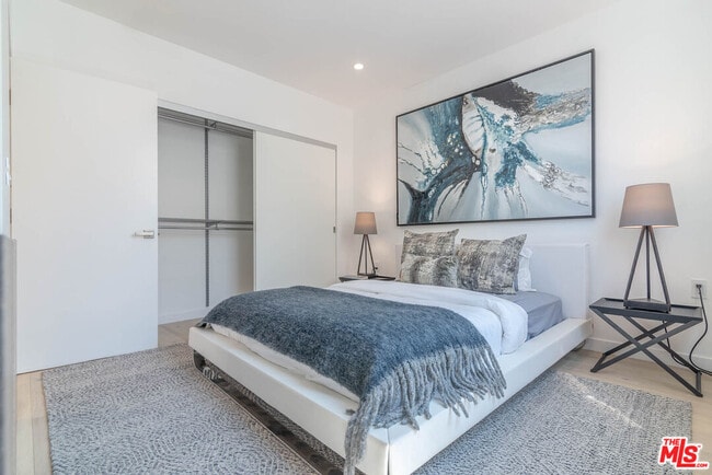 Building Photo - 1214 N Sycamore Ave