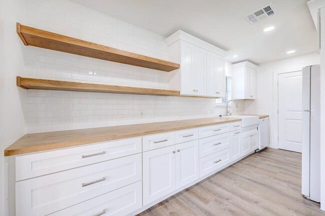 Building Photo - 801 Salem Ln