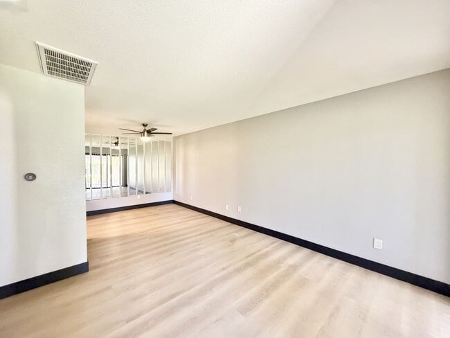 Building Photo - AVAILABLE NOW!! GORGEOUS 1 Bedroom 1 Bathroom - First Floor Condo in Palm Springs!!