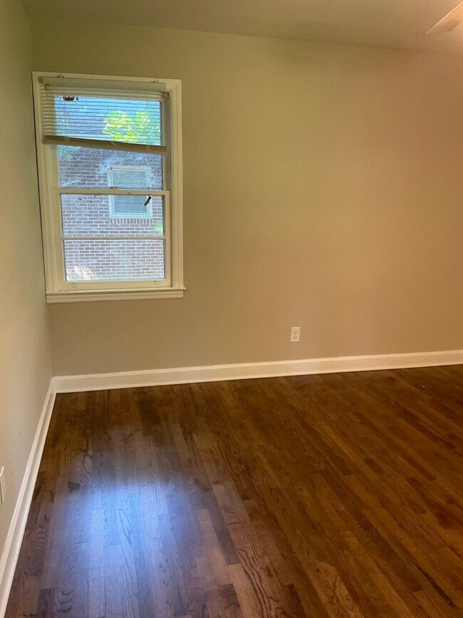 Building Photo - **COMING SOON! Beautiful Remodel In Progre...