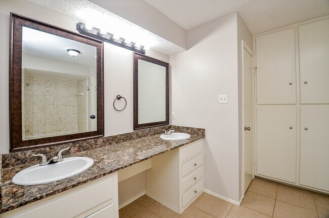 Building Photo - 16015 Southampton Dr