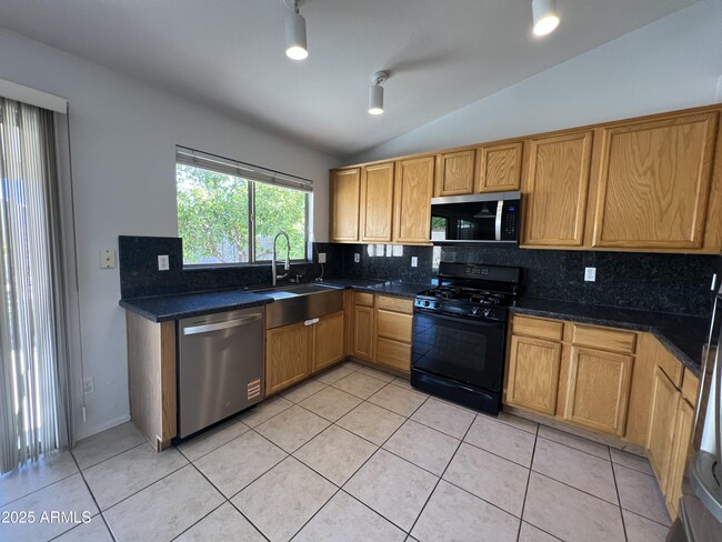 Building Photo - 1171 W Goldfinch Way