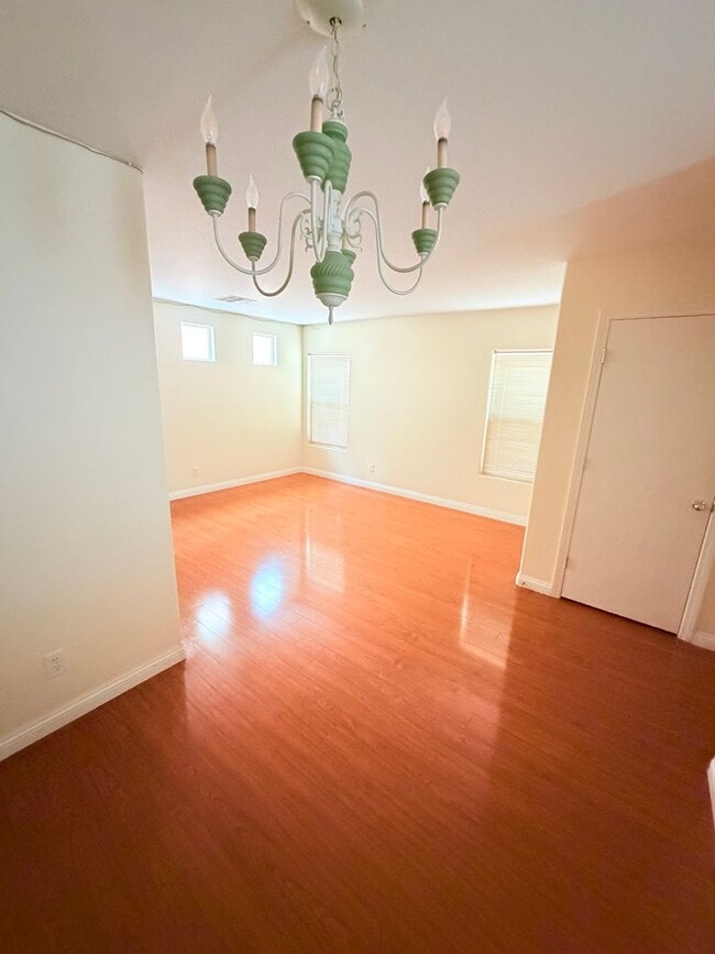 Building Photo - BEAUTIFUL 3 BEDROOM 2.5 BATH