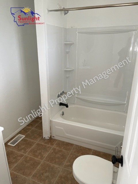 Building Photo - Check out this single family home with 3 bedrooms and 2 baths.