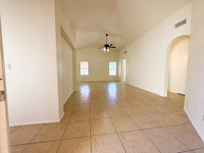 Building Photo - Golf Course Backyard! Updated 3-Bed Home i...