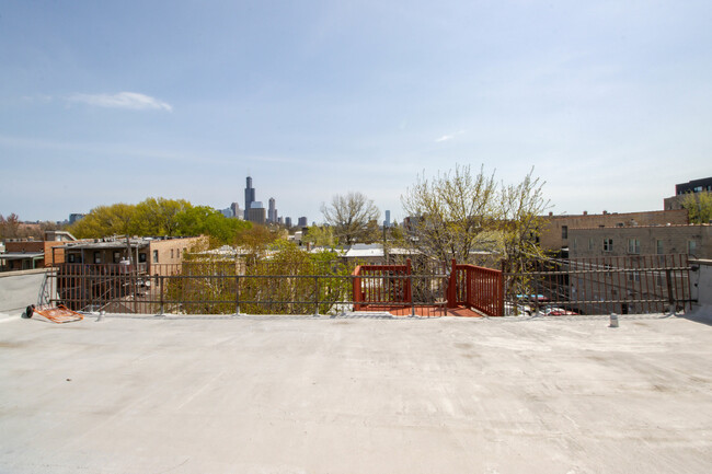 Building Photo - 921 S Laflin St