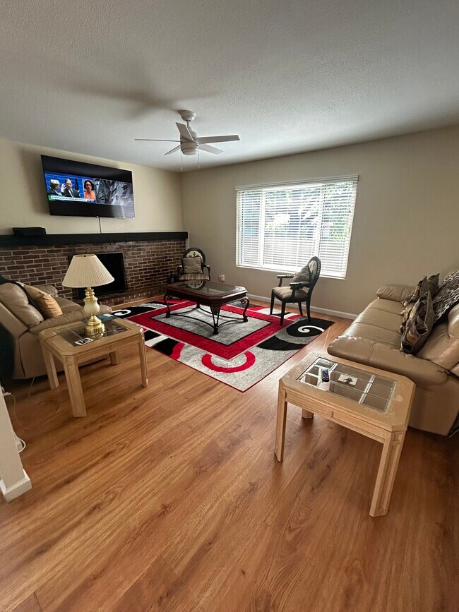 Building Photo - 937 Edgehill Dr