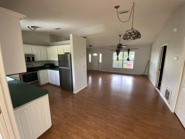 Building Photo - 1999 N Cloverdale Terrace