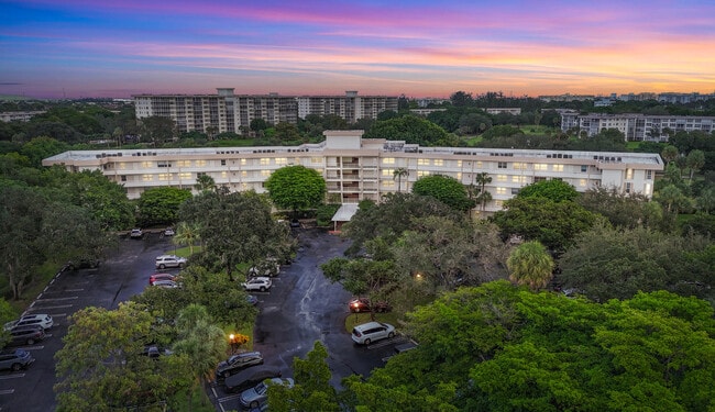 Building Photo - 3900 Oaks Clubhouse Dr