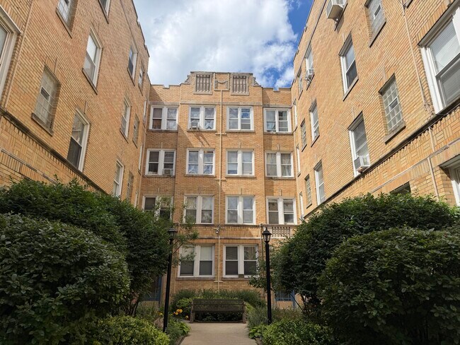 Building Photo - 842 W Ainslie St