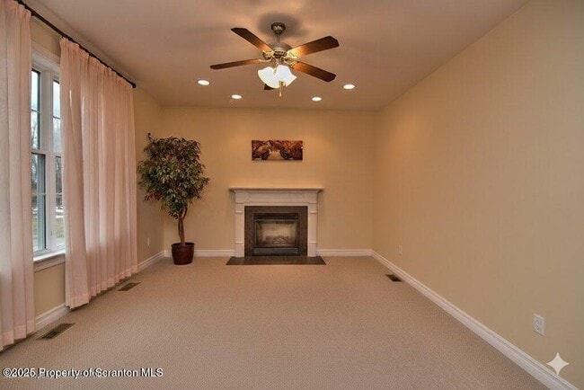 Building Photo - 1002 Cir Green Dr