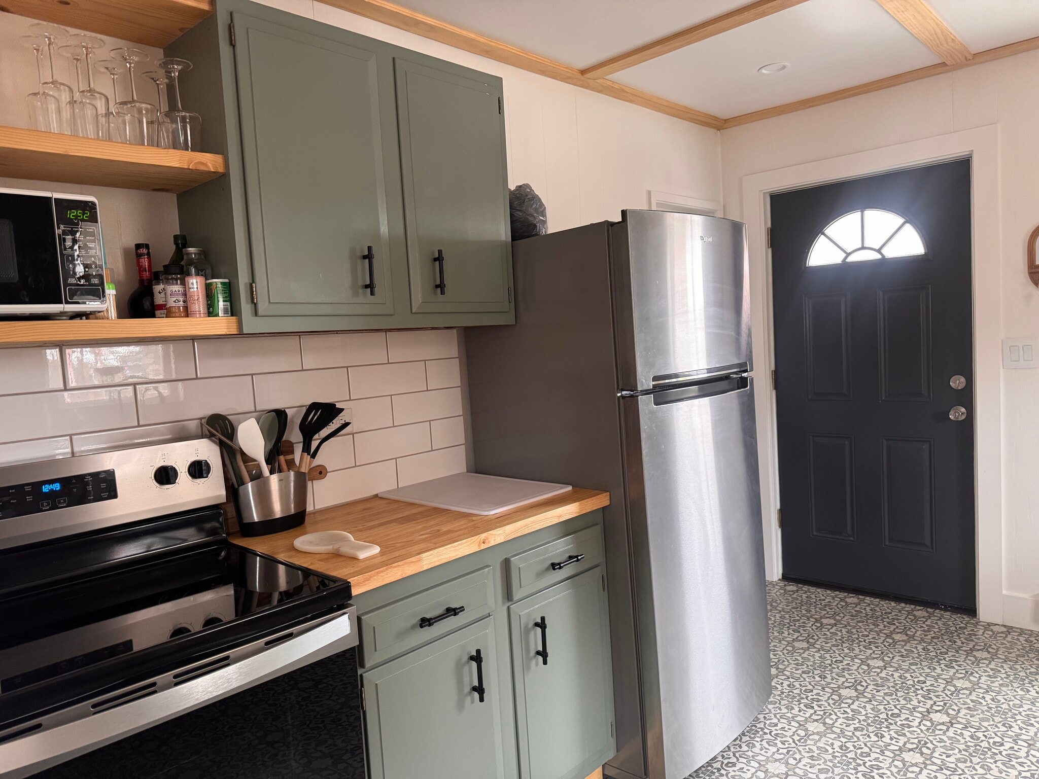 Kitchen - 858 W Silver St