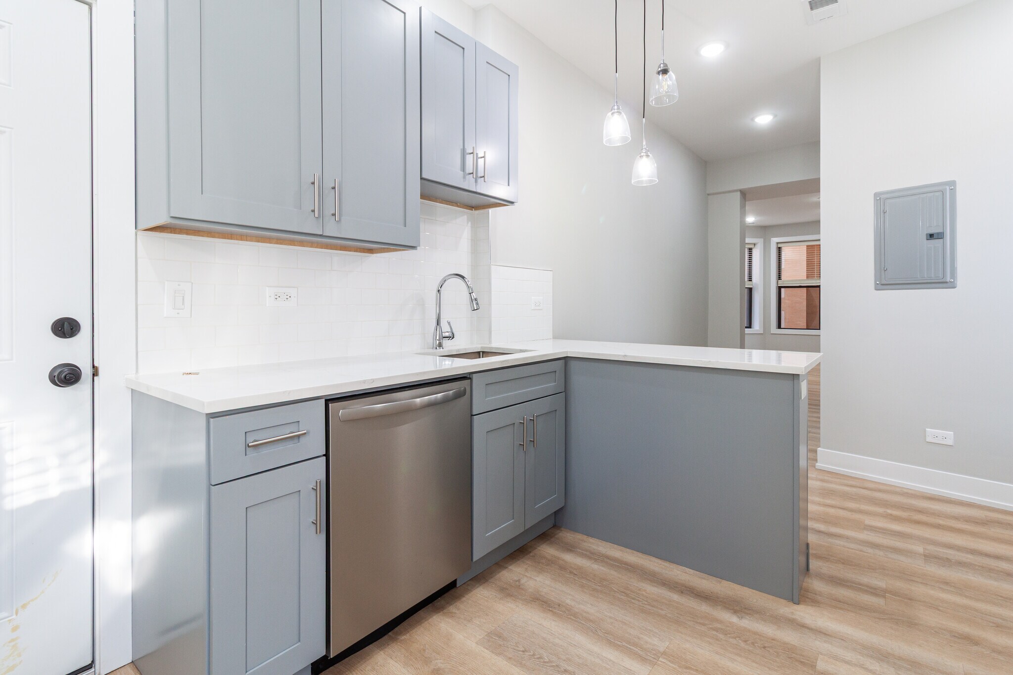 Building Photo - 441 W Belden Ave