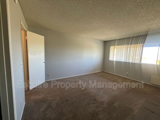 Building Photo - 951 Warwick Ave