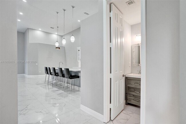 Building Photo - 652 W Palm Aire Dr