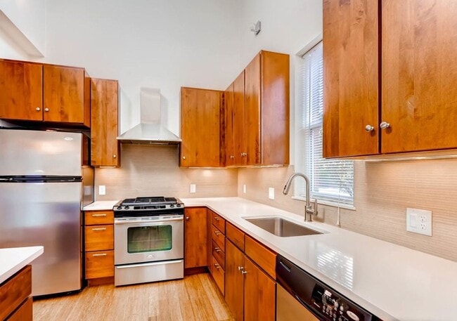 Building Photo - 1 bed 1.5 bath Stand Alone Townhome. Rent Discount - $2,750 Rent to July 31 2026. $2,995 Rent Sta...