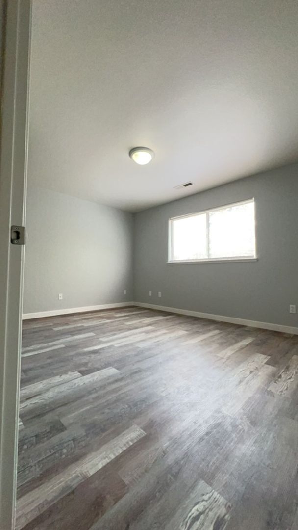 Building Photo - Newley Renovated 2 bedroom Duplex.