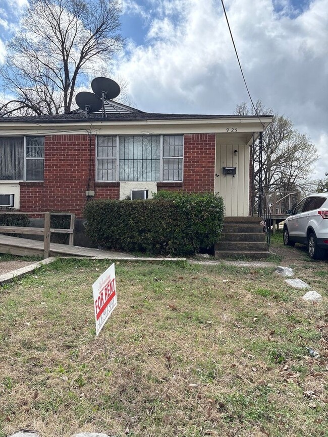 Building Photo - Freshly Renovated 2-bedroom 1 bath duplex