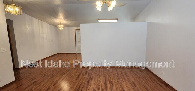 Building Photo - 5048 S Cole Rd