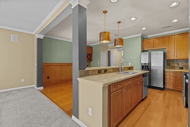Building Photo - Gorgeous 3 Bedroom Townhome w/ Premium Finishes & Amenities - Pet Friendly!