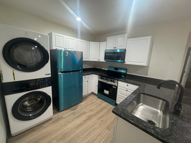 Building Photo - 208 N White River Ave