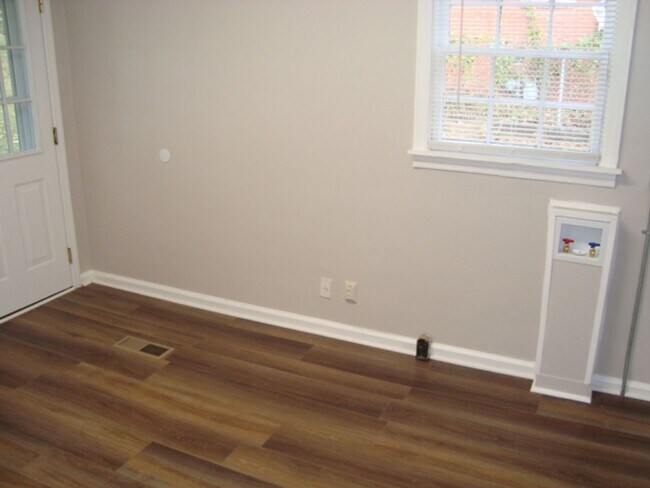 Building Photo - Charming two bedroom and one bath home available to rent