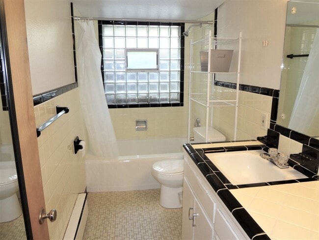 Building Photo - Cozy 1 Bedroom Apartment off East Campus