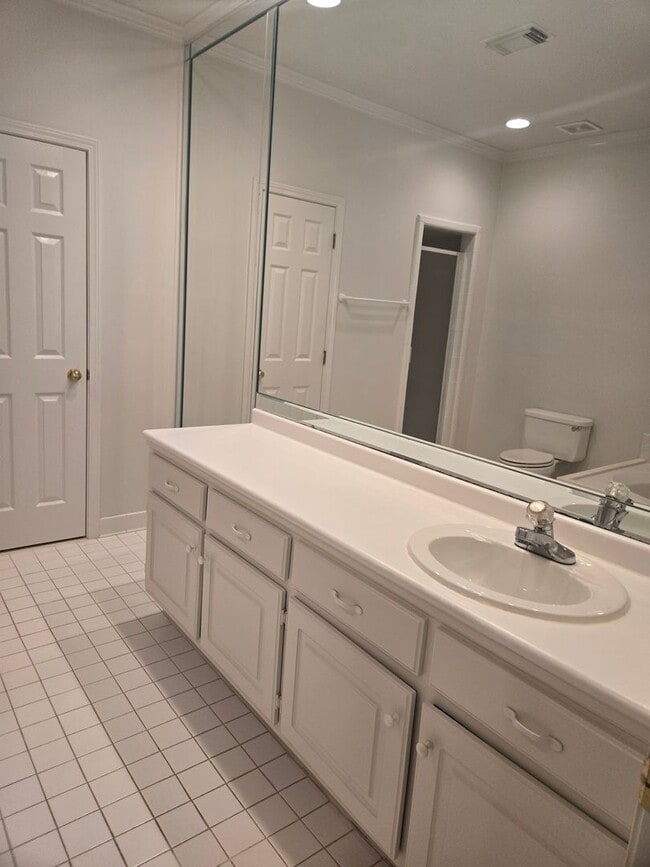 Building Photo - Charming Home in Fox Ridge Subdivision – V...