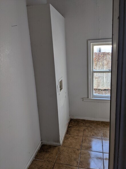 Building Photo - 551 E Southcross Blvd