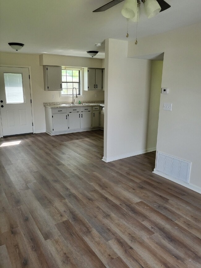 Building Photo - "Charming 3-Bed Home with Cozy 982 Sq. Ft. Living Space on Smith Avenue, Trumann!"