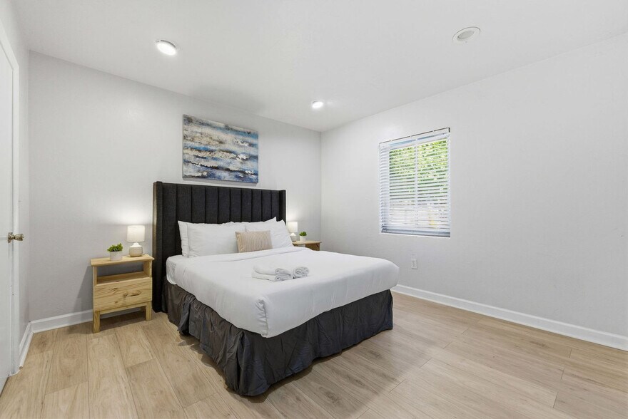 Building Photo - 6715 NE Miami Pl