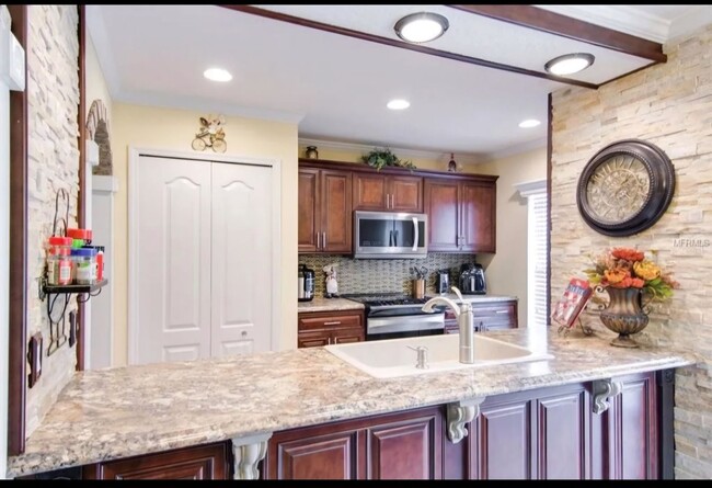 Building Photo - Charming 3BR 2.5 bath Townhome in heat of ...