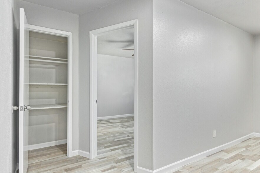 Closet/Mstr Entry - 2937 E Beck Ln