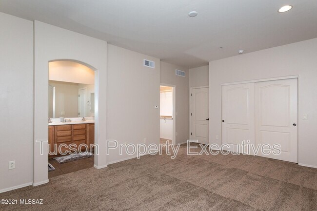 Building Photo - 2442 E Emerald Moon Dr