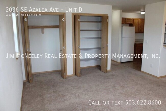 Building Photo - Sorry, no pets! Upper Level Unit with an O...