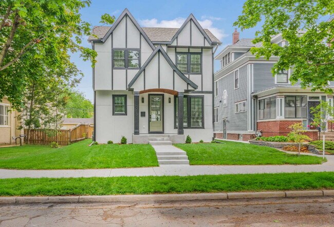 Building Photo - Stunning New Construction in the Heart of Uptown