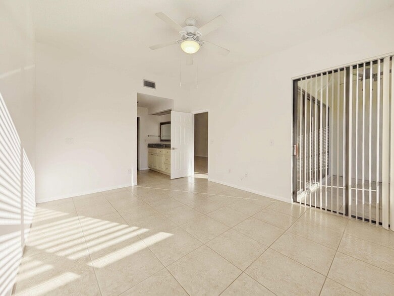 Building Photo - 7535 La Paz Blvd