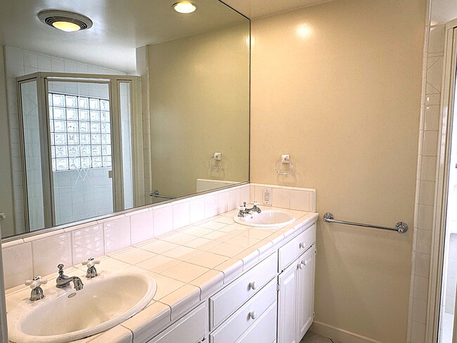 Dual sink, soak tub, shower - 5121 Bedford Ave