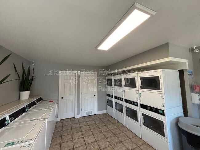 Building Photo - 2904 Locke Ave SW