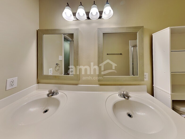 Building Photo - 104 Laguna Pointe Dr