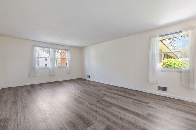 Building Photo - 339 Dunfey Ln
