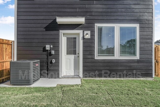 Building Photo - 220 Redwood Rd