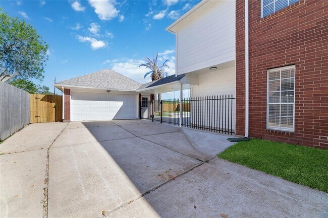 Building Photo - 2719 Oakland Dr