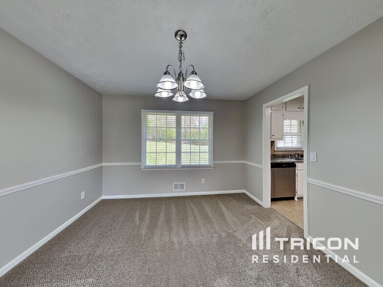 Building Photo - 425 Monivea Ln