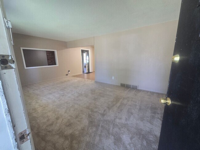 Building Photo - Rural 3 Bedroom Home in Fort Collins with Attached Garage and HUGE Yard Now Available! NO HOA!