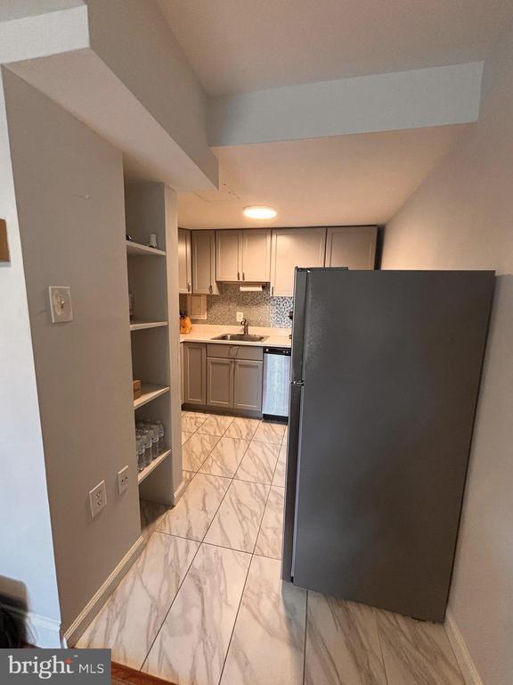 Building Photo - 2 Canterbury Square